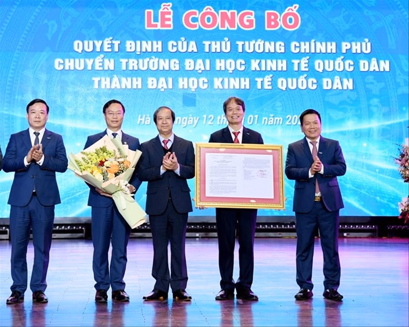 Trường ĐH Kinh tế Quốc dân vừa đón nhận Quyết định của Thủ tướng Chính phủ chuyển thành ĐH Kinh tế Quốc dân, ngày 12/1. Ảnh: NGHIÊM HUÊ