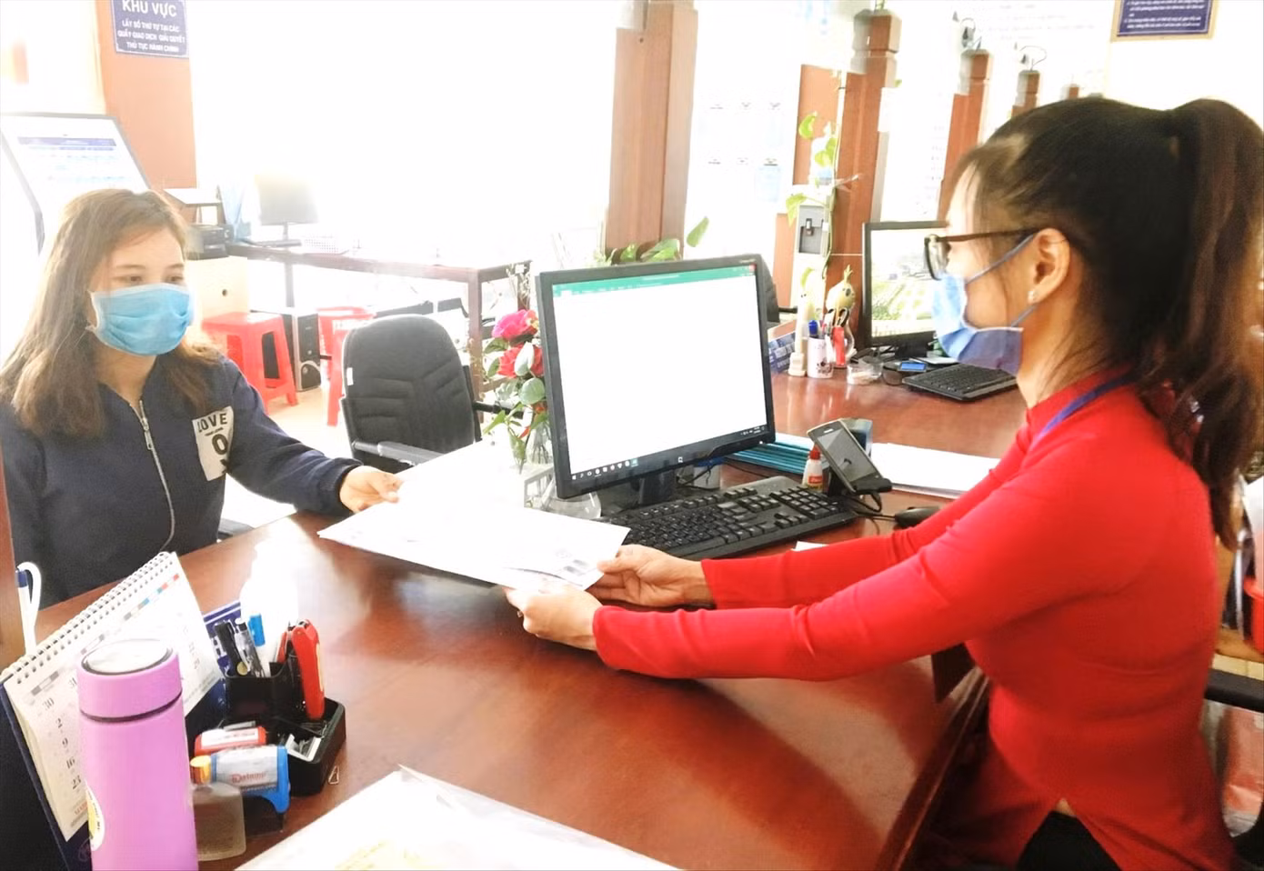 Người dân đến làm thủ tục hành chính tại UBND TP Thủ Dầu Một - Bình Dương Ảnh HC