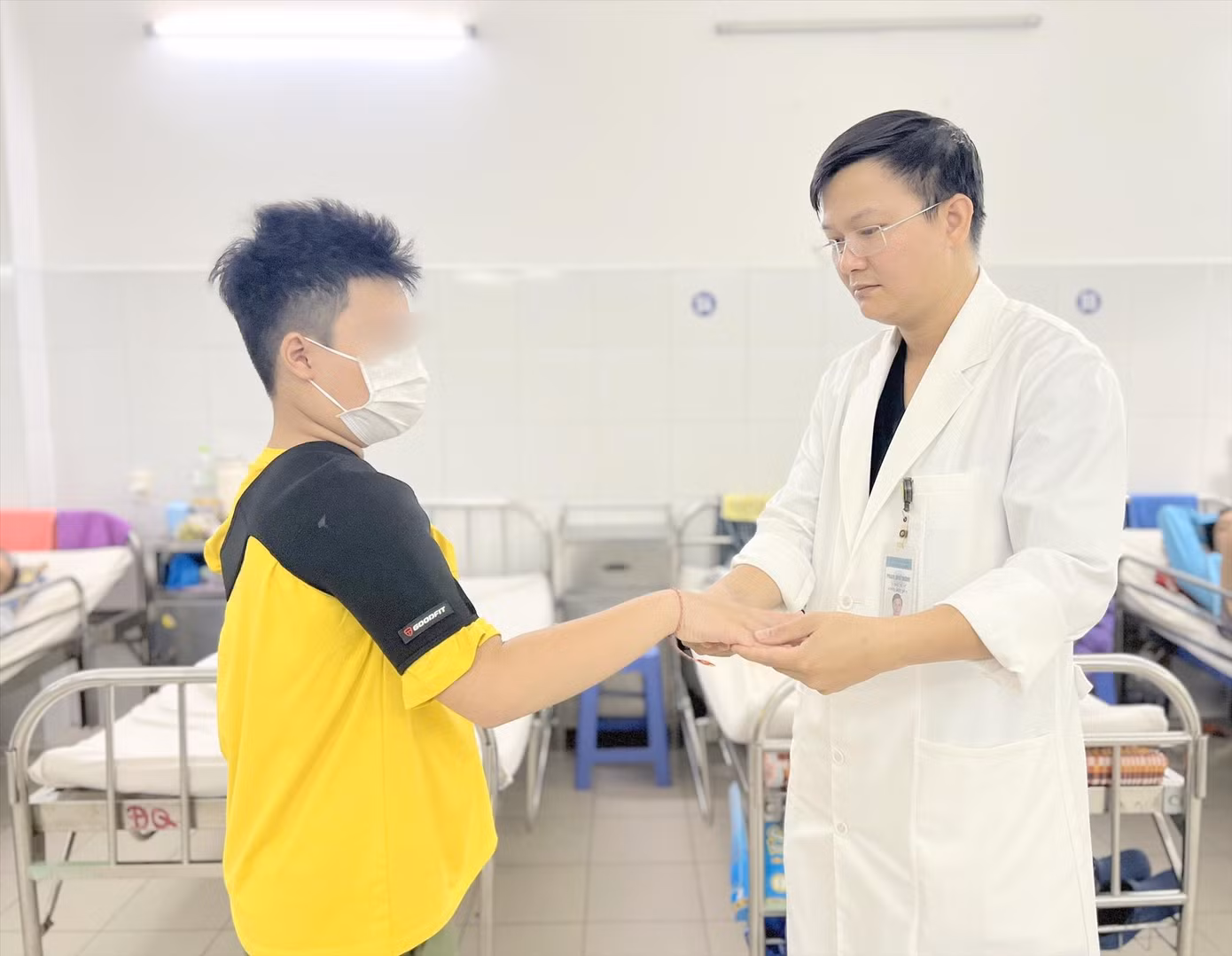 Bé trai 10 tuổi bị đột quỵ sau gần 1 tháng điều trị đã xuất viện và đi học trở lại.