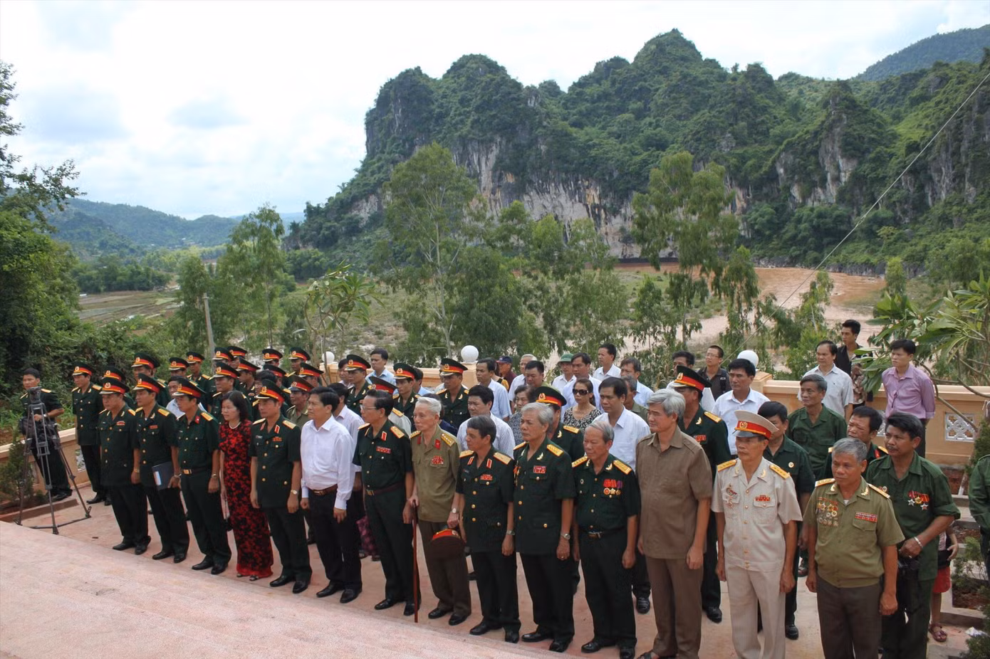 Các cựu chiến binh tưởng niệm đồng đội đã ngã xuống sông Kỳ Cùng, bảo vệ cầu Khánh Khê năm 1979. Ảnh: Duy Chiến