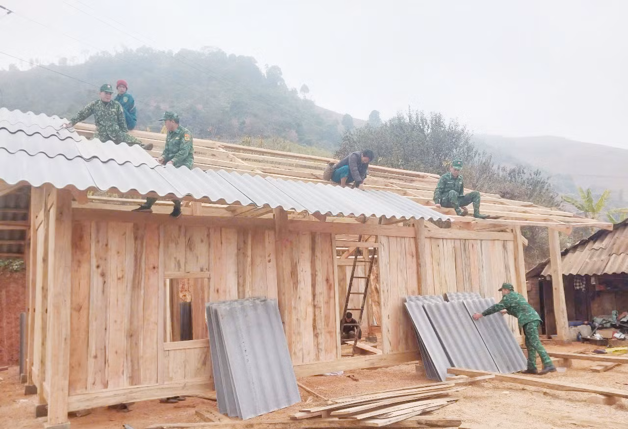 Cán bộ, chiến sĩ bộ đội Biên phòng giúp ông Thào A Tàng dựng nhà mới
