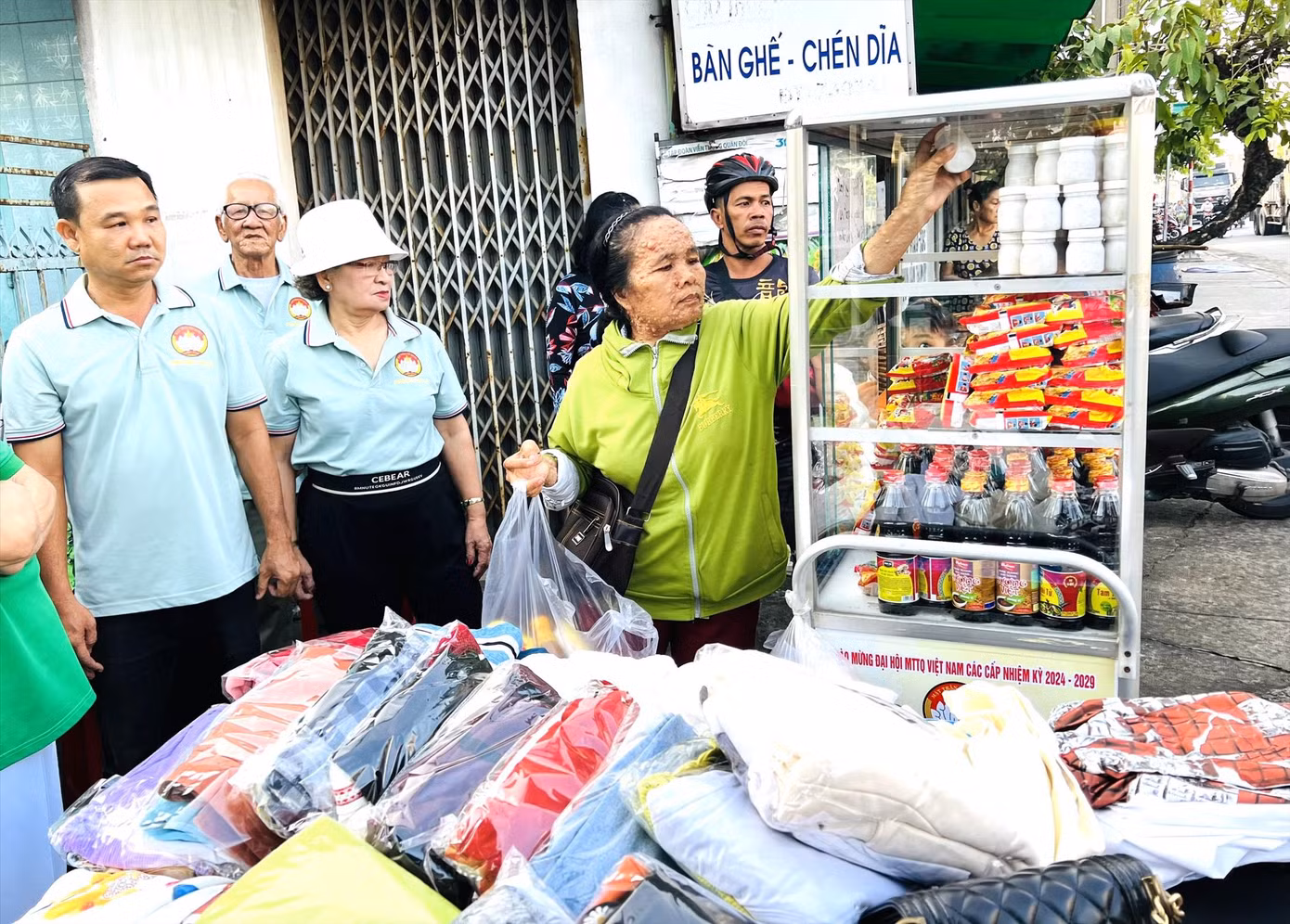 Anh Đặng Thành Yêm (bìa trái) người lập mô hình “Chiếc tủ yêu thương”