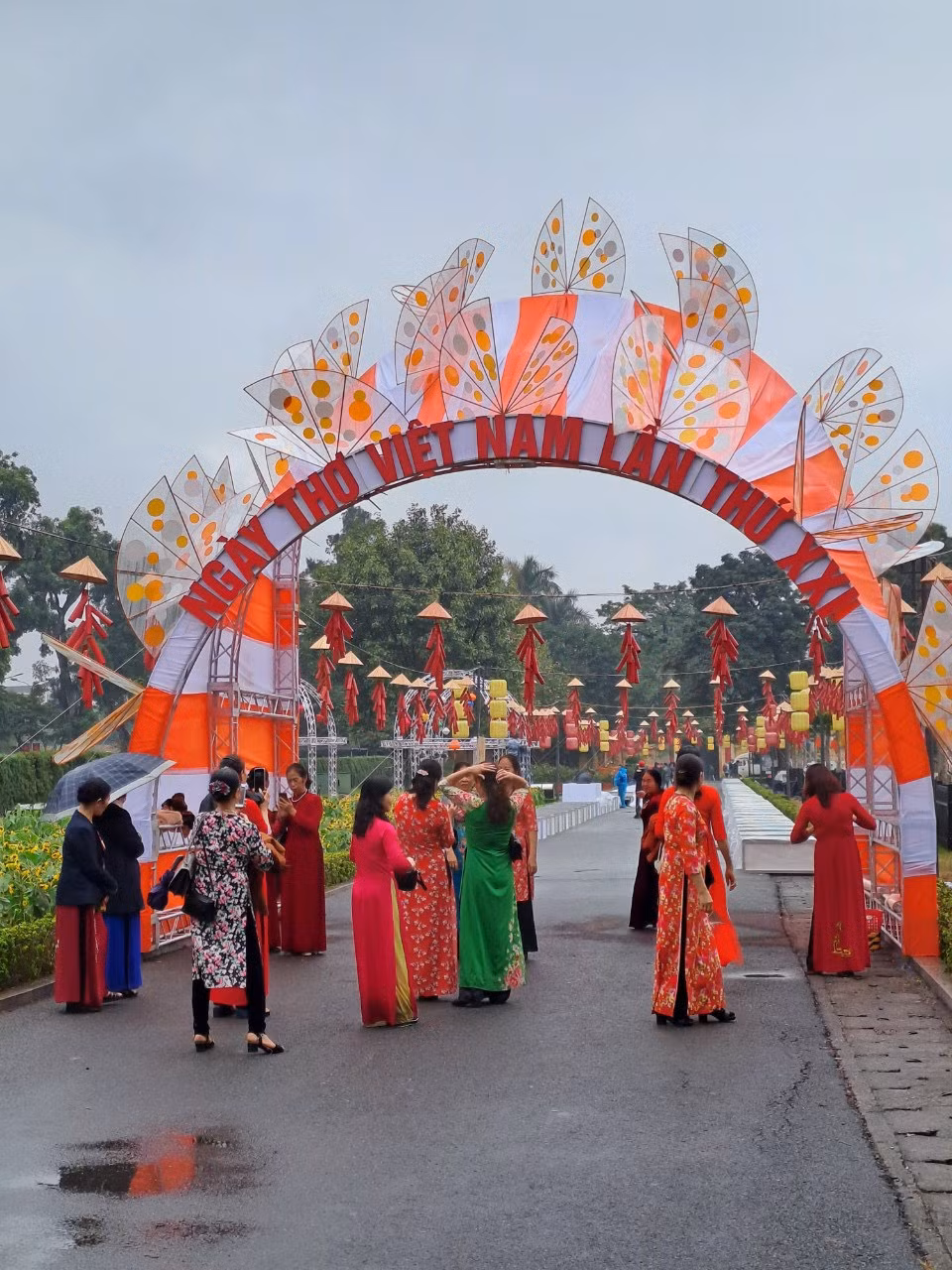 Khung cảnh Ngày thơ Việt Nam lần thứ XXI ban ngày và ban đêm Ảnh: BTCCC