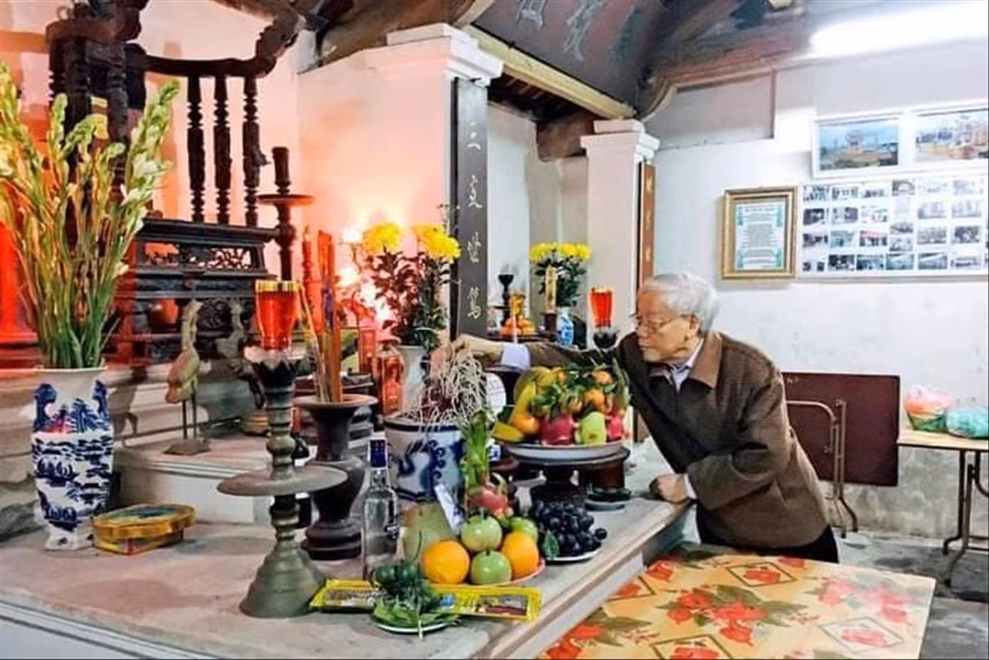 Tổng Bí thư Nguyễn Phú Trọng dâng hương tổ tiên tại nhà thờ họ Nguyễn Phú