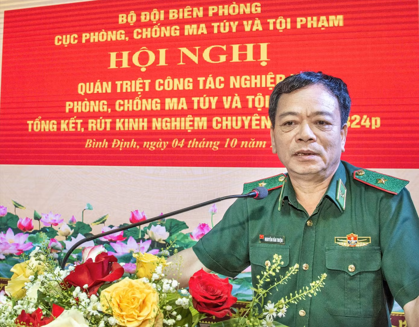 Thiếu tướng Nguyễn Văn Thiện, Phó Tư lệnh Bộ đội biên phòng khuyến cáo người dân cảnh giác trước thủ đoạn mới của tội phạm buôn bán người Ảnh: Lê Văn Chương