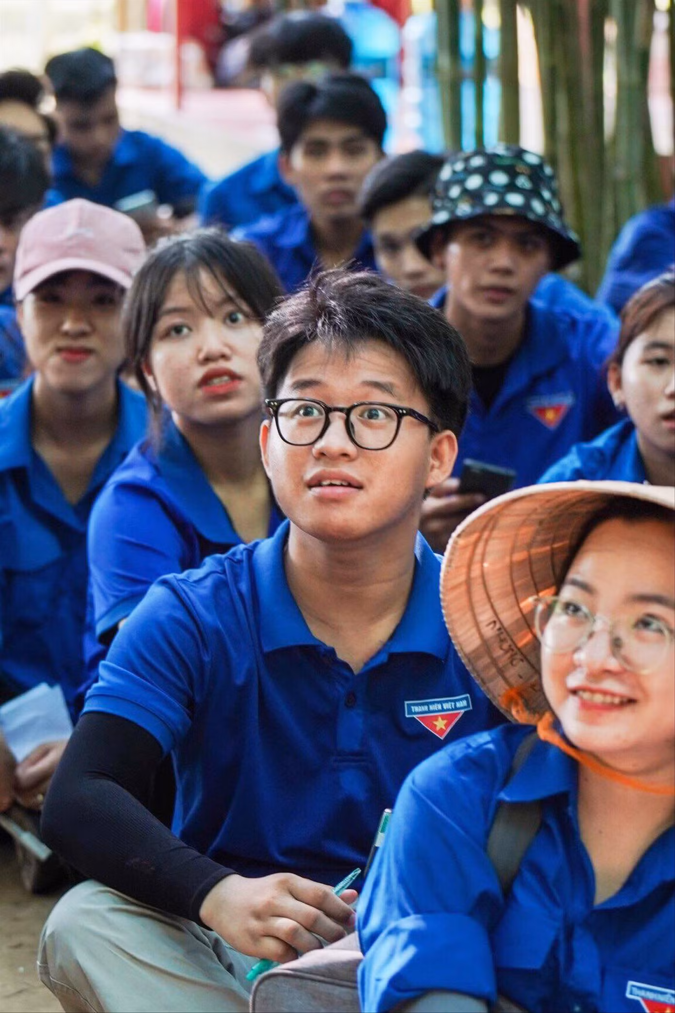 Cao Xuân Trí Anh (người đeo kính) cùng 70 tình nguyện viên của trường tham gia Mùa hè xanh ở Tam Lộc