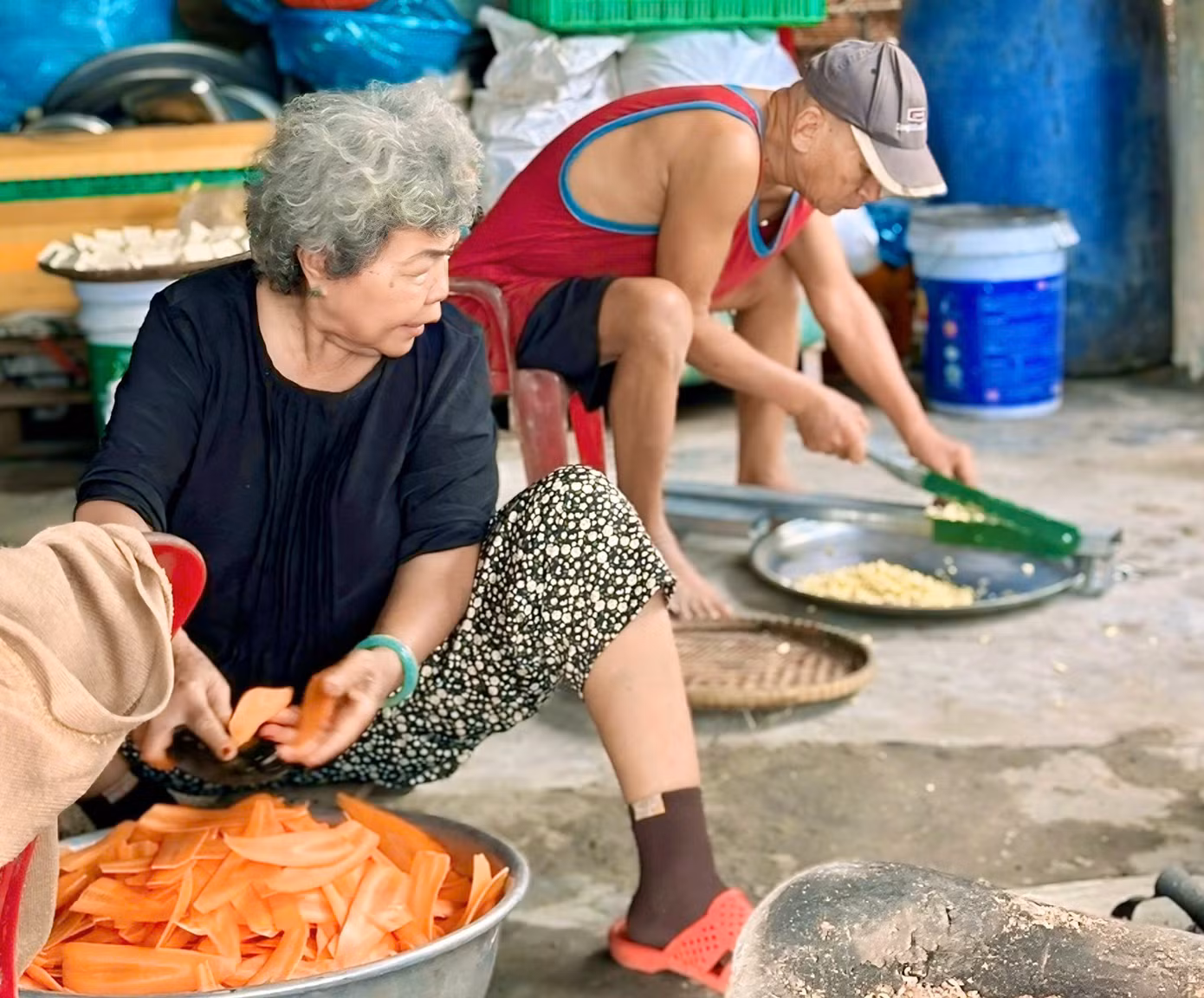 Ông Thành cùng vợ chuẩn bị nguyên liệu để nấu cháo từ thiện. Ông Thành cùng vợ chuẩn bị nguyên liệu để nấu cháo từ thiện.