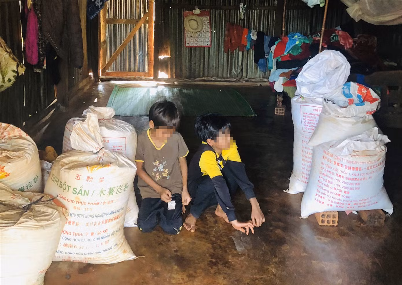 Hai đứa trẻ có bố đi xa, lúc nào cũng buồn