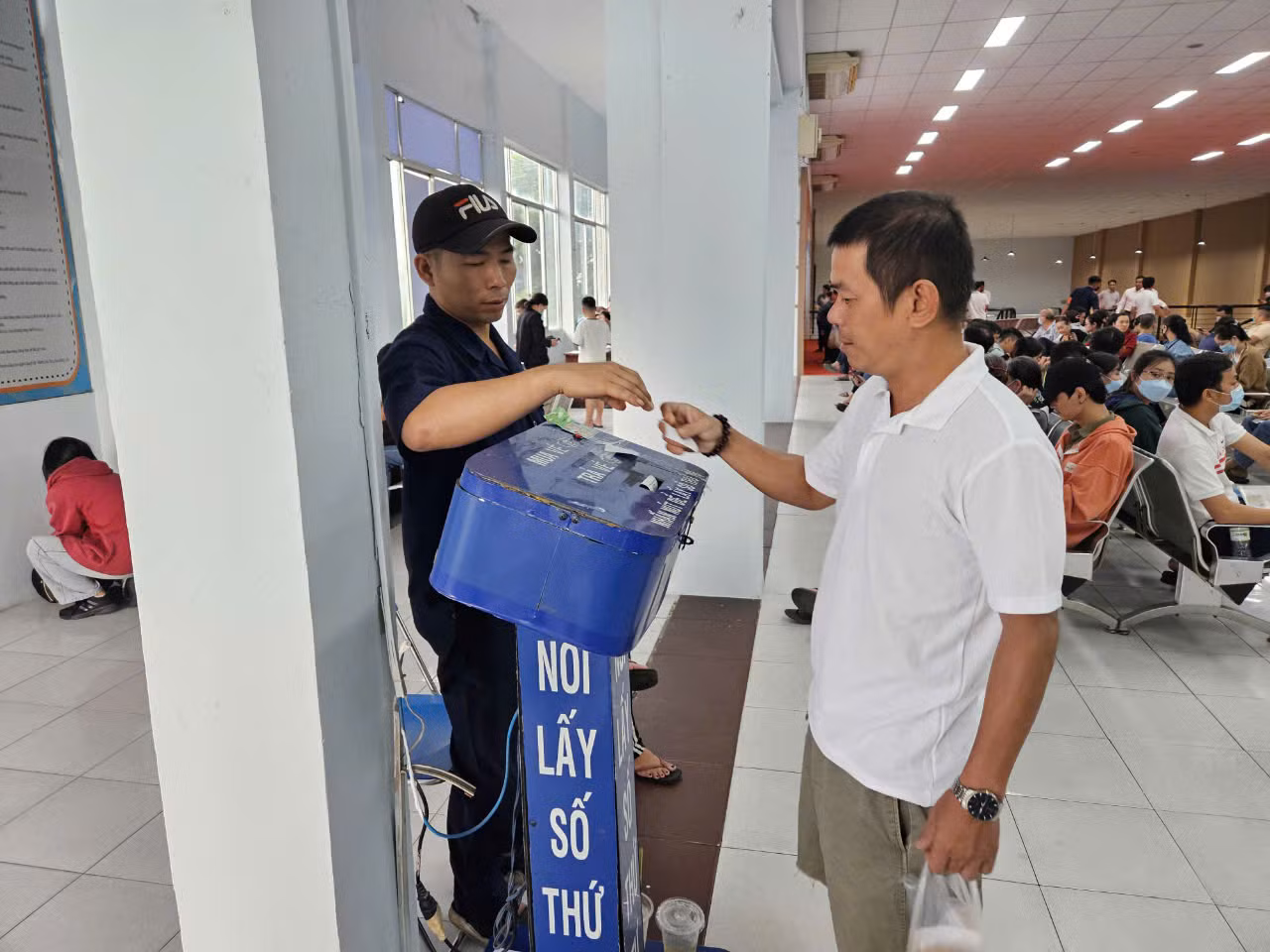 Ga Sài Gòn bố trí nhân viên hỗ trợ người dân lấy số thứ tự. Ga Sài Gòn bố trí nhân viên hỗ trợ người dân lấy số thứ tự.