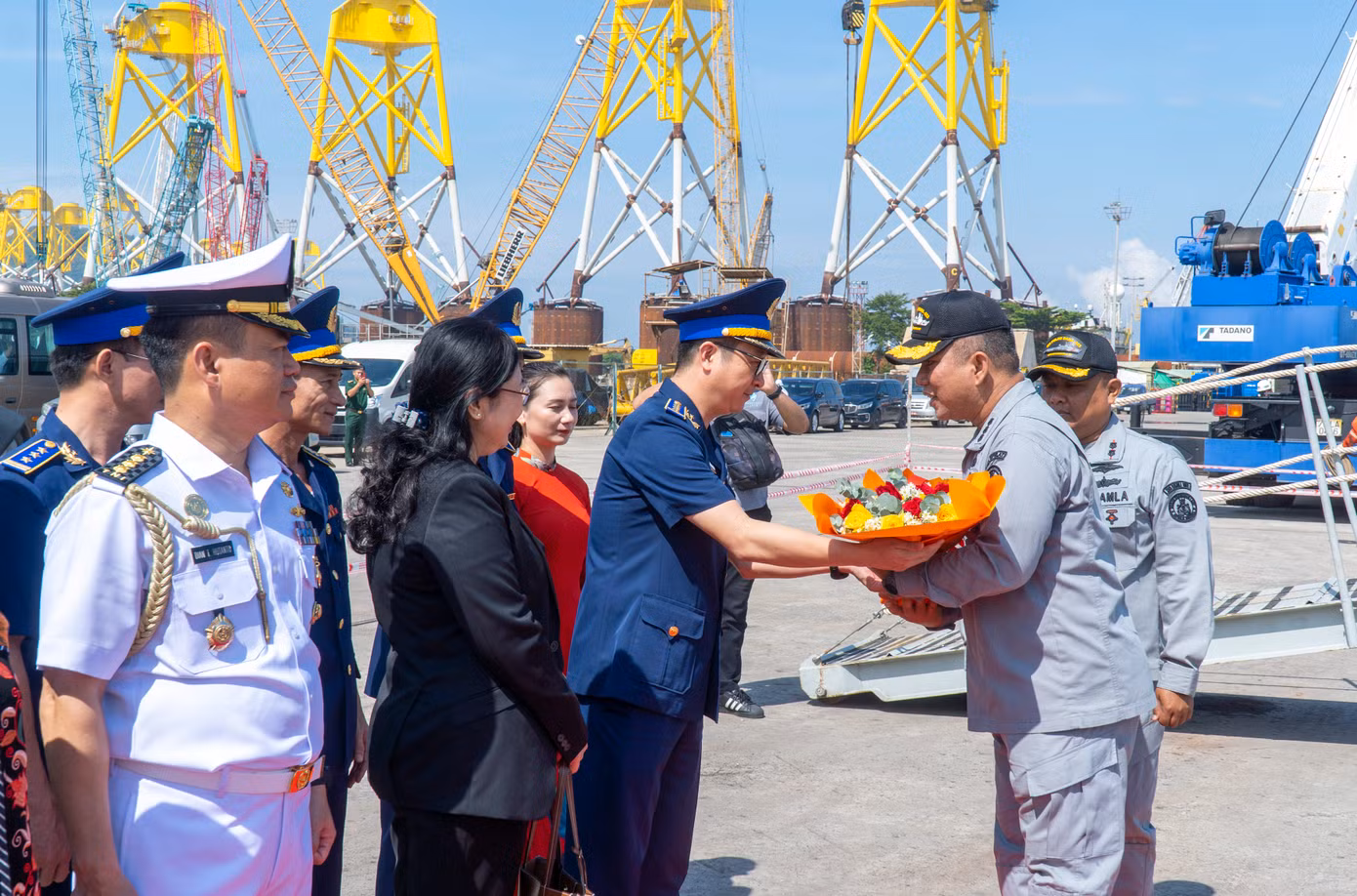 Đại tá Nguyễn Minh Khánh (bên trái) Phó Tư lệnh, Tham mưu trưởng Bộ Tư lệnh Vùng Cảnh sát biển 3 tặng hoa chào đón đoàn thuộc Lực lượng Cảnh sát biển Indonesia. Nguồn: Bộ Tư lệnh Vùng Cảnh sát biển 3
