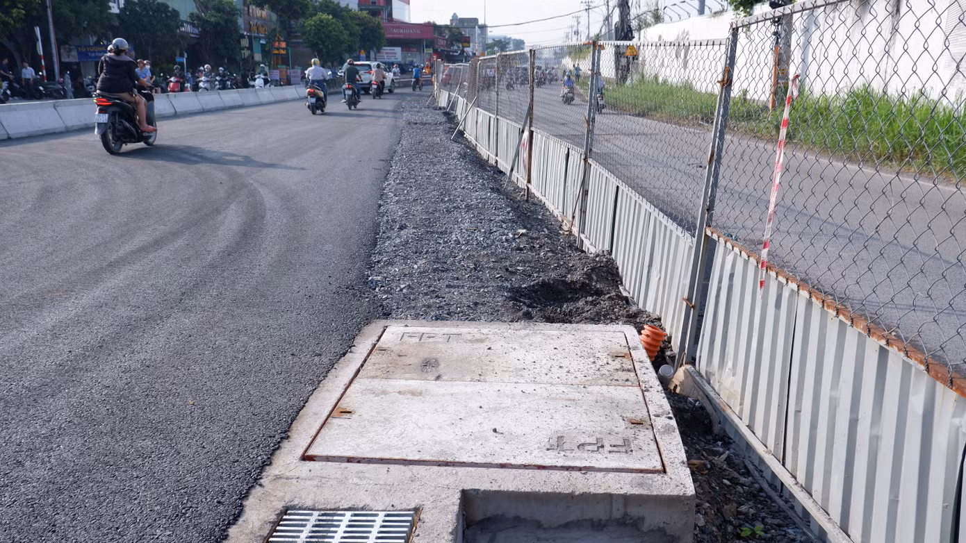Chủ đầu tư cho biết hạng mục đường dân sinh và các công tác hoàn thiện còn lại sẽ được thi công để hoàn thành toàn bộ công trình trong tháng 12 năm nay. Ảnh: Hữu Huy