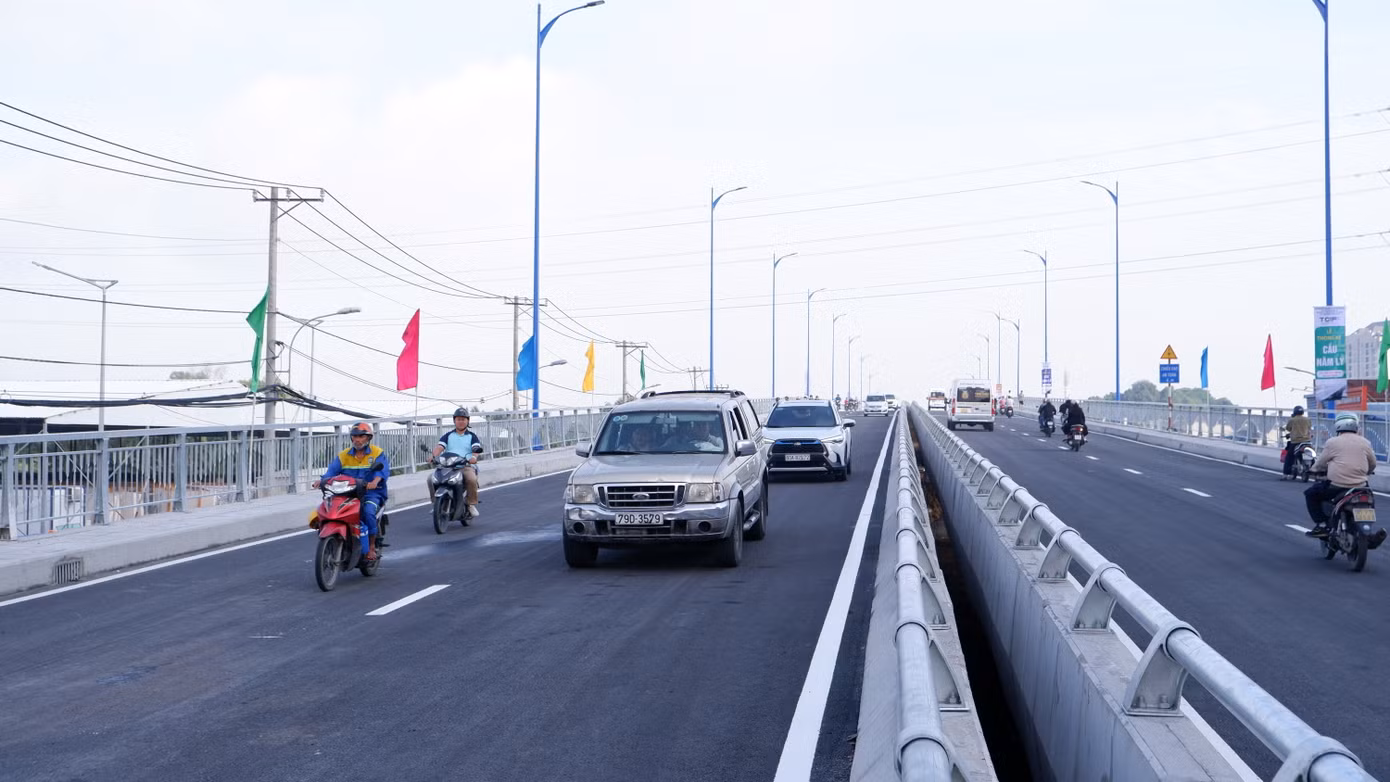 Những phương tiện đầu tiên lưu thông qua cầu Nam Lý mới. Ảnh: Hữu Huy