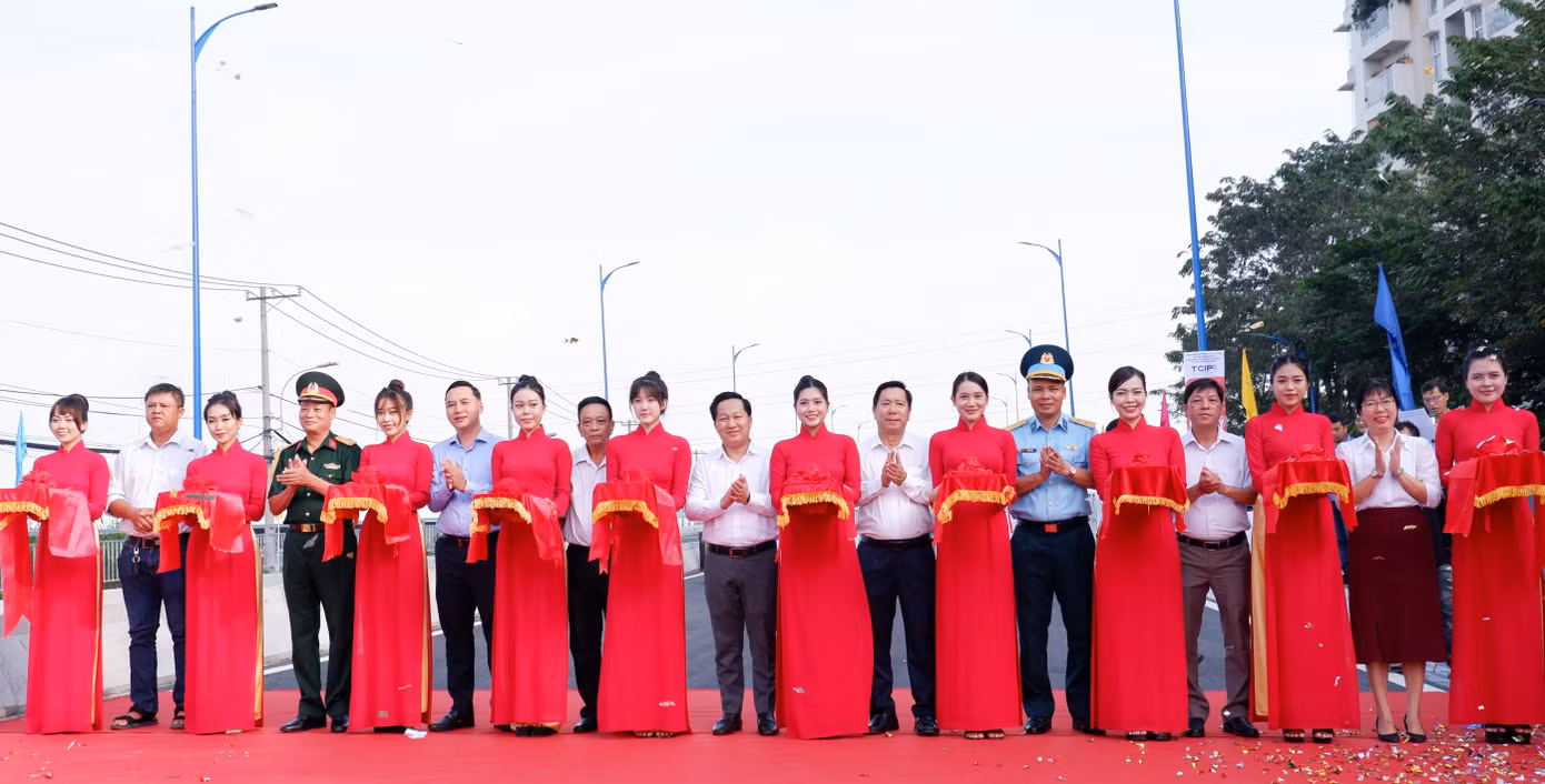 Các đại biểu thực hiện nghi thức thông xe cầu Nam Lý, TP Thủ Đức vào sáng 2/10. Ảnh: Hữu Huy