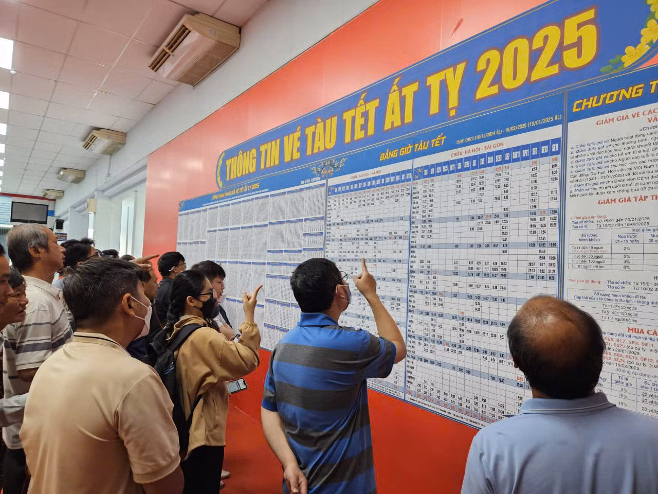 Hành khách tra cứu thông tin giá vé, giờ chạy tàu Tết Ất Tỵ năm 2025 tại ga Sài Gòn. Hành khách tra cứu thông tin giá vé, giờ chạy tàu Tết Ất Tỵ năm 2025 tại ga Sài Gòn.