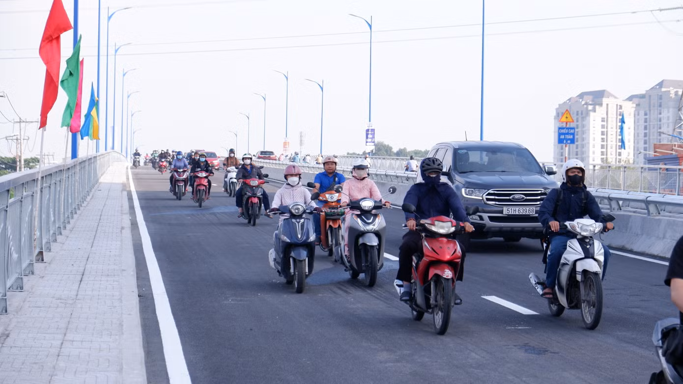Quy mô dự án gồm xây dựng mới 2 cầu bê tông cốt thép, cách nhau 0,5m. Mỗi cầu dài 449m rộng 10 m với 2 làn xe. Ảnh: Hữu Huy