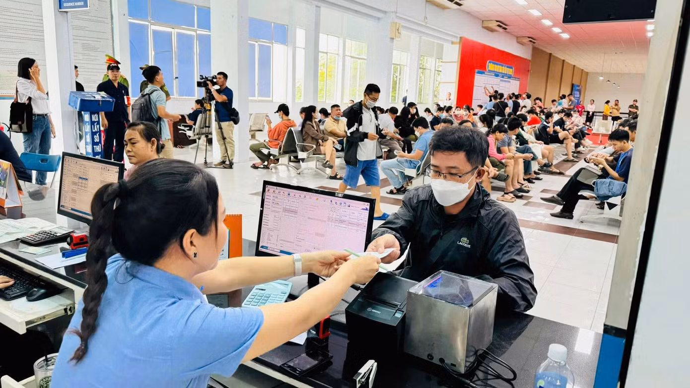 Một trong những hành khách đầu tiên mua được vé tàu Tết 2025. Một trong những hành khách đầu tiên mua được vé tàu Tết 2025.