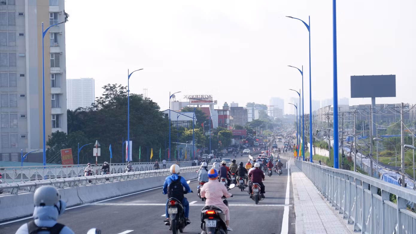 Đồng thời, xây dựng 301m đường hai đầu cầu và đường dân sinh hai bên cầu; xây dựng hệ thống chiếu sáng, trồng cây xanh, hệ thống thoát nước, tổ chức giao thông đồng bộ với công trình. Ảnh: Hữu Huy