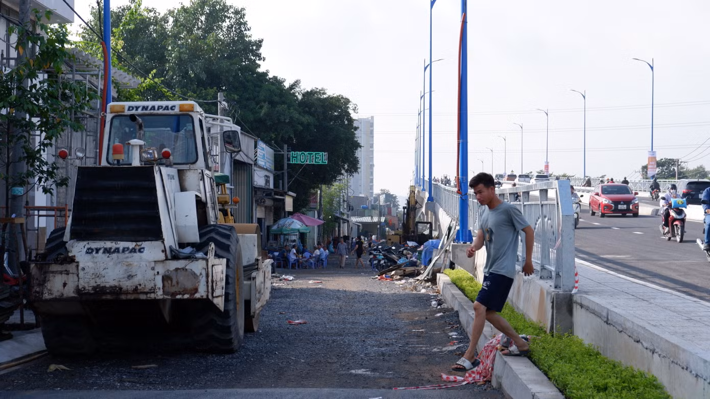 Chủ đầu tư cho biết hạng mục đường dân sinh và các công tác hoàn thiện còn lại sẽ được thi công để hoàn thành toàn bộ công trình trong tháng 12 năm nay. Ảnh: Hữu Huy