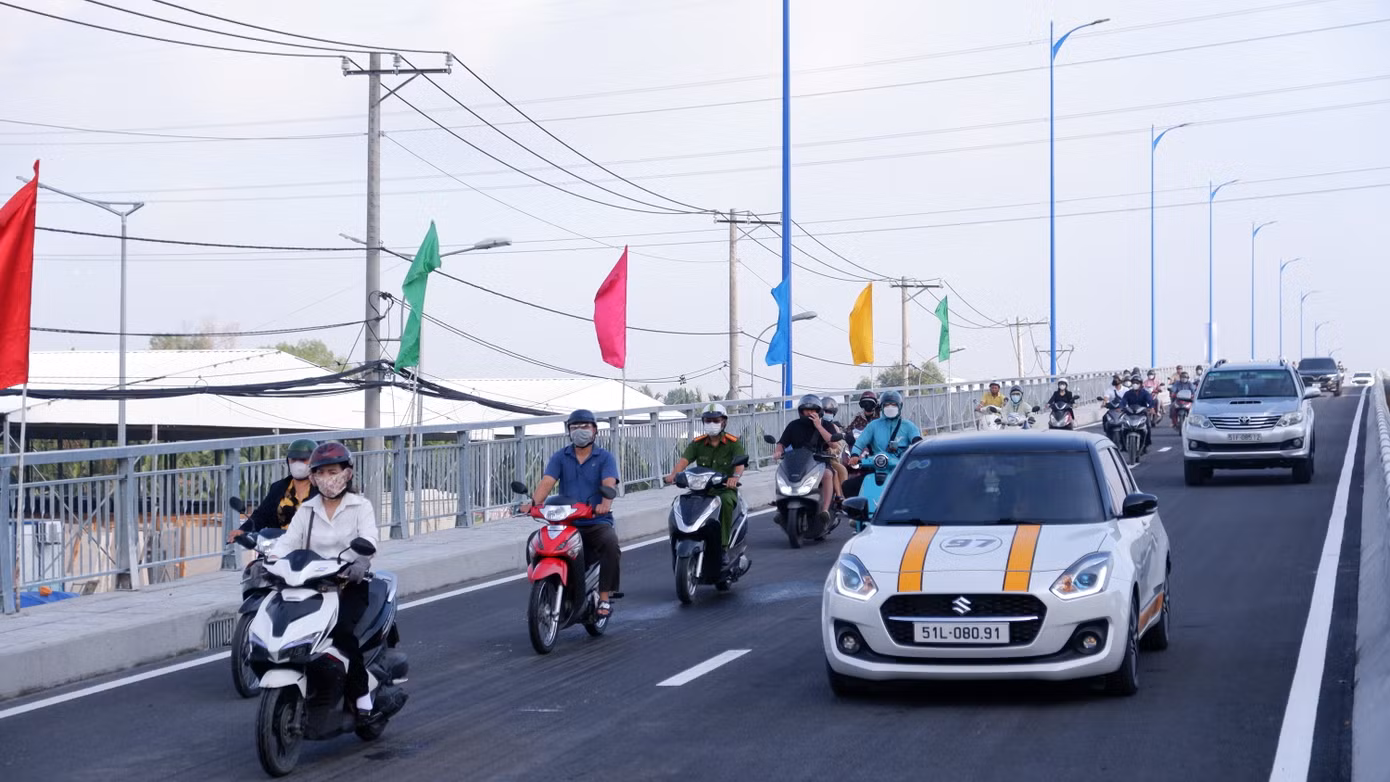 Người dân TP. Thủ Đức phấn khởi đi qua cầu Nam Lý vào sáng 2/10. Ảnh: Hữu Huy