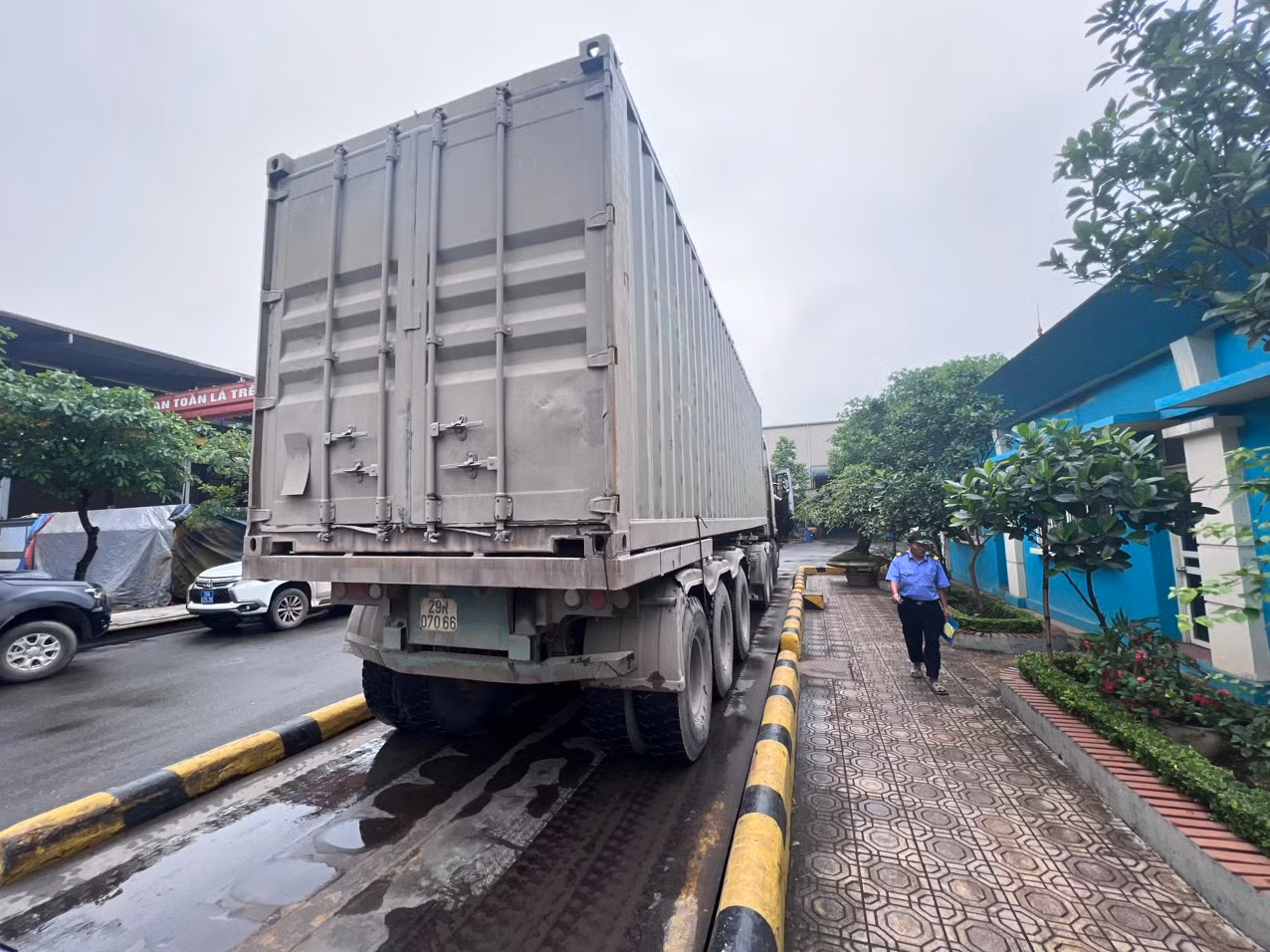 Thùng container cắt nóc chở cát quá tải hơn 150%.