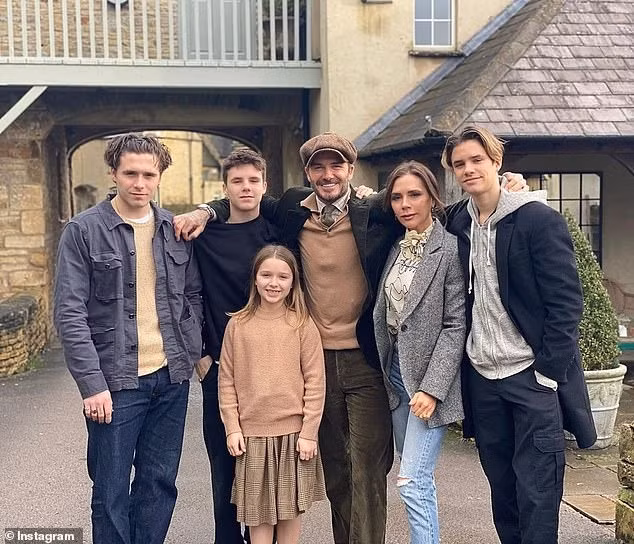 Gia đình Beckham dành nhiều thời gian nghỉ dưỡng ở biệt thự Cotswold. Ảnh: IG.