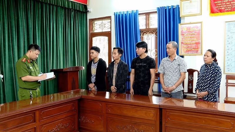 Các đối tượng tại cơ quan công an.
