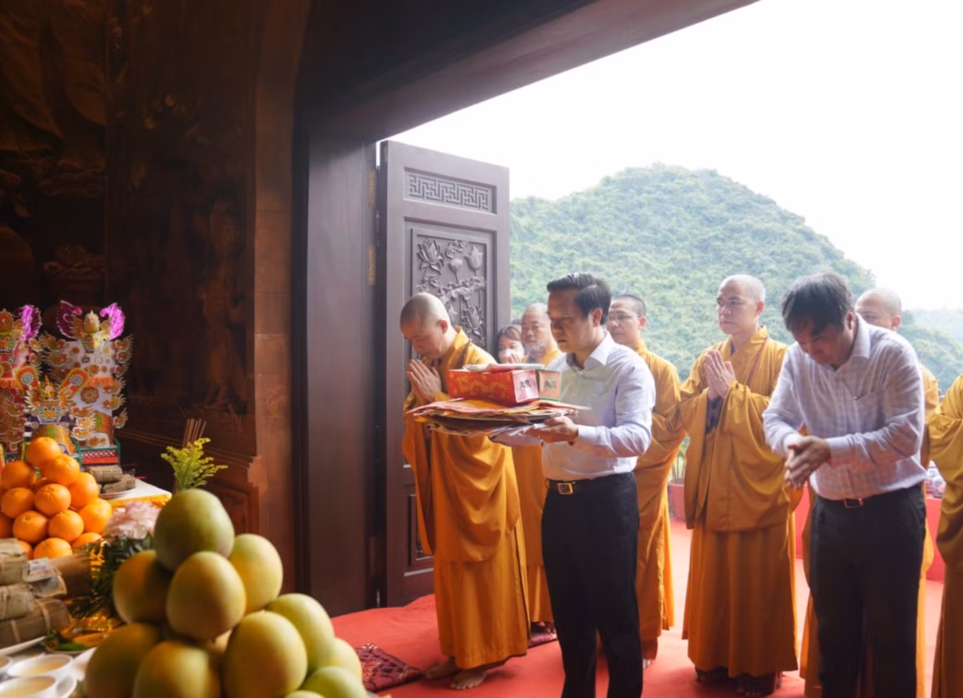 Đại diện lãnh đạo tỉnh Ninh Bình dâng lễ tại chùa Bái Đính.