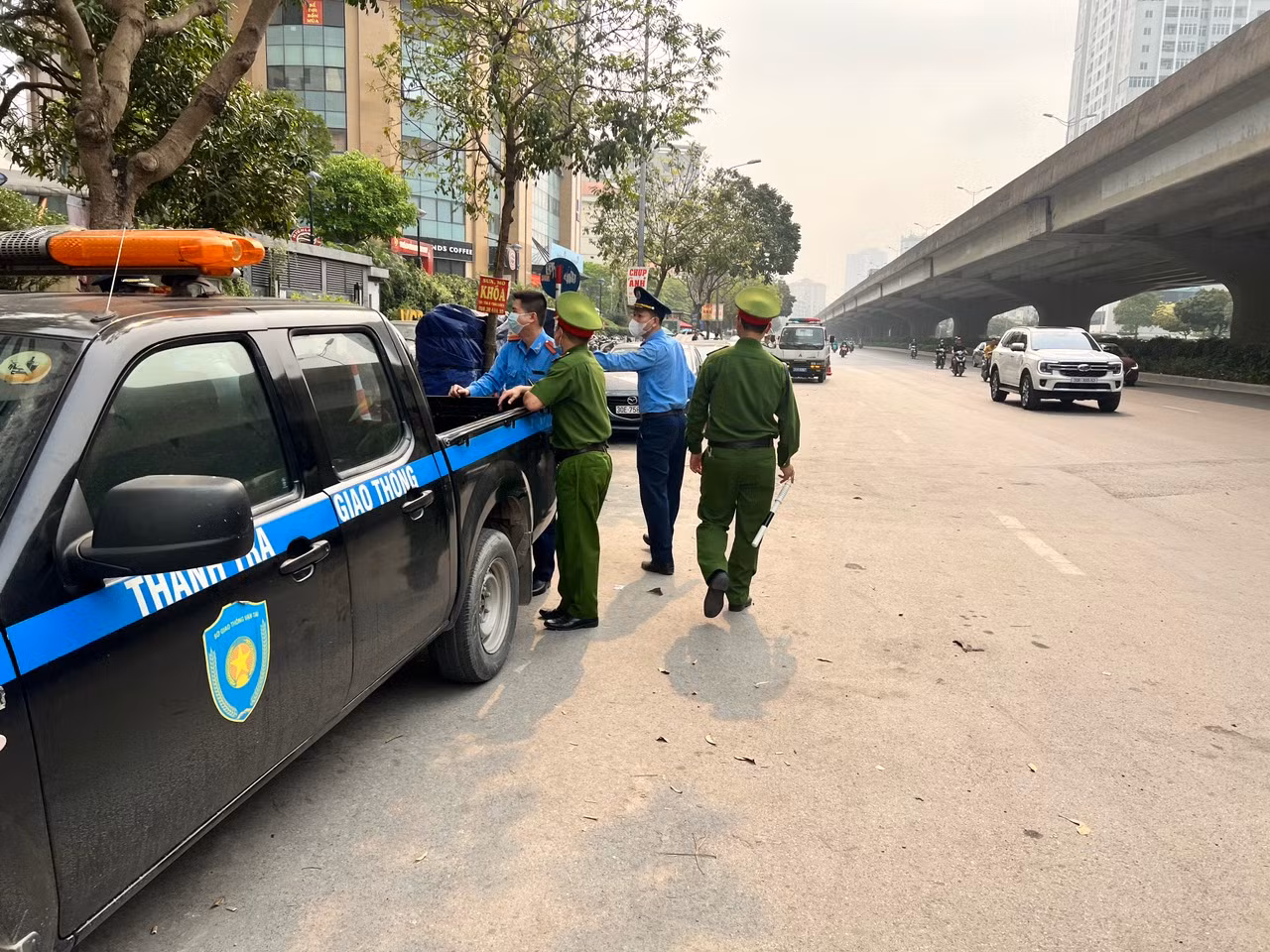 Đoàn liên ngành quận Hoàng Mai ra quân xử lý phương tiện đậu đỗ trái phép dưới lòng đường Nghiêm Xuân Yêm. Đoàn liên ngành quận Hoàng Mai ra quân xử lý phương tiện đậu đỗ trái phép dưới lòng đường Nghiêm Xuân Yêm.