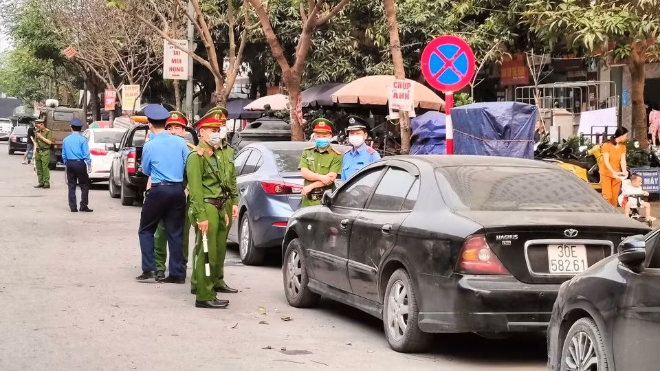 Lực lượng chức năng xử lý xe đậu đỗ trái phép dọc tuyến đường Nghiêm Xuân Yêm Lực lượng chức năng xử lý xe đậu đỗ trái phép dọc tuyến đường Nghiêm Xuân Yêm