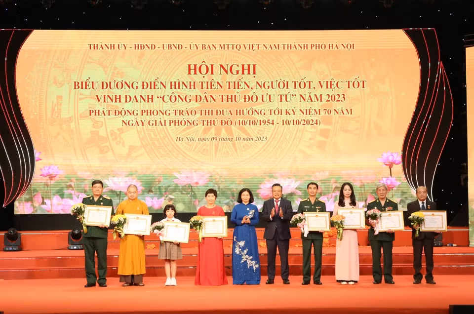 Lãnh đạo thành phố Hà Nội biểu dương, trao thưởng các gương “Người tốt, việc tốt” tiêu biểu của thành phố năm 2023.