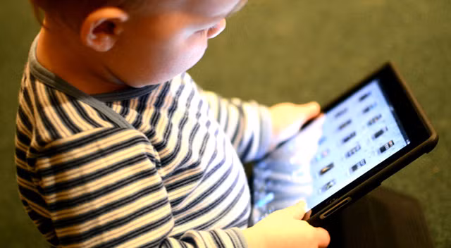 Trẻ 'hỏng' hết dạ dày vì xem điện thoại, ipad nhiều ảnh 1