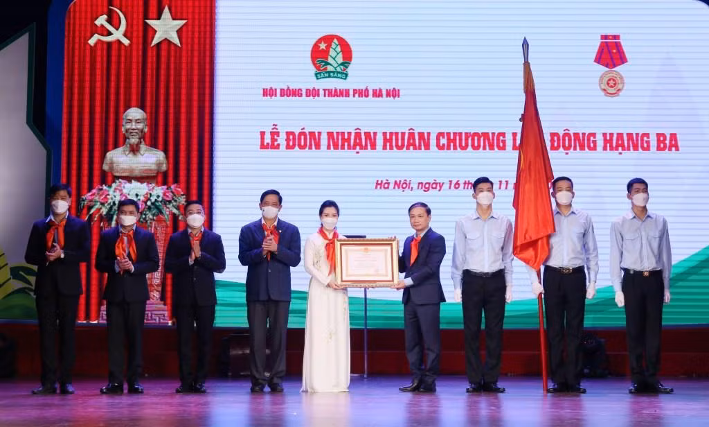 Hội đồng Đội TP Hà Nội đón nhận Huân chương lao động hạng Ba. Ảnh: Vương Đức