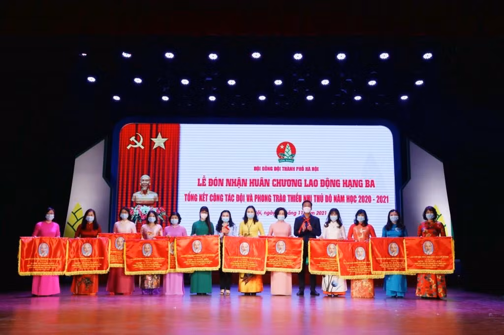 Tặng cờ thi đua cho các Liên đội