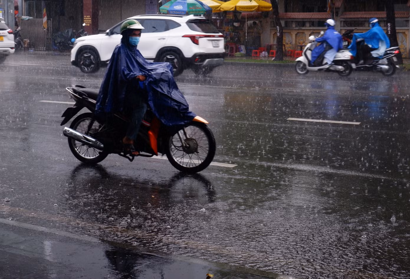 TPHCM sắp có mưa giải nhiệt sau chuỗi ngày nắng nóng ảnh 1