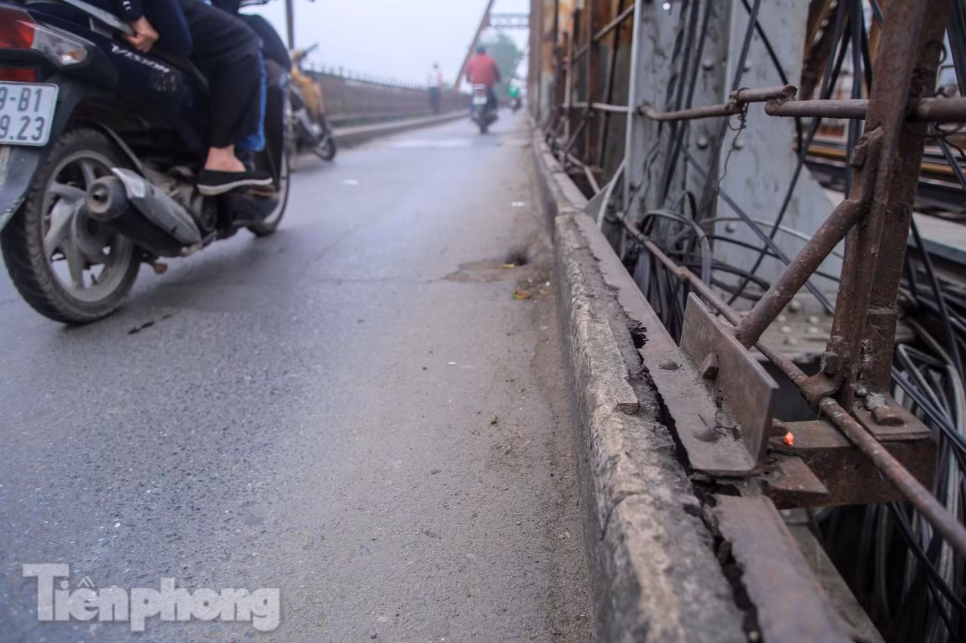 Kết cấu cầu phần sắt gỉ sét, hư hỏng nặng.