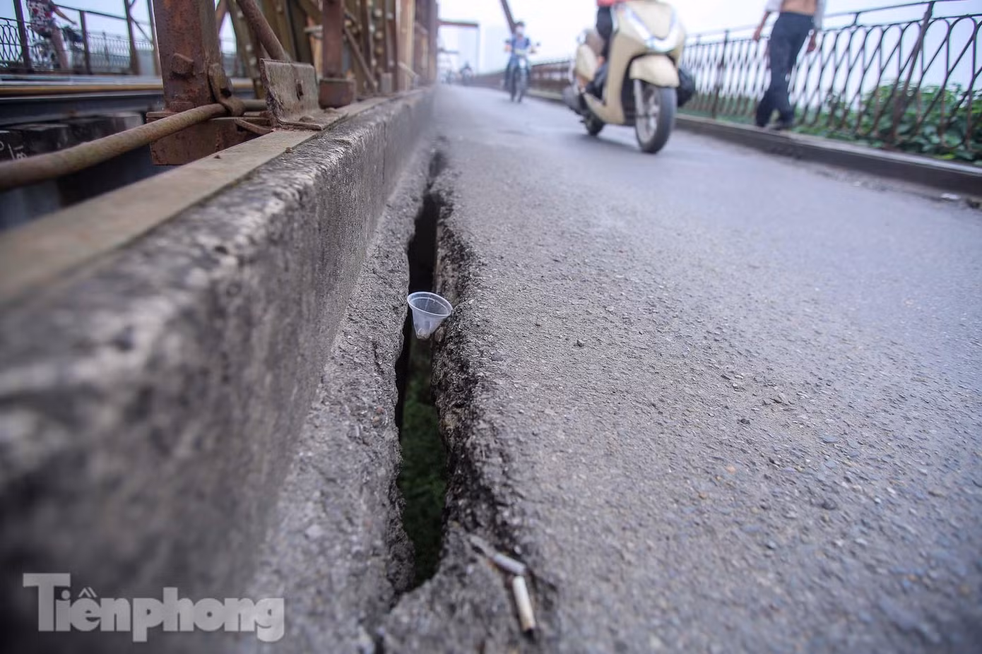 Khe nứt lớn dài hơn 1m, rộng 10cm xuất hiện trên mặt cầu.