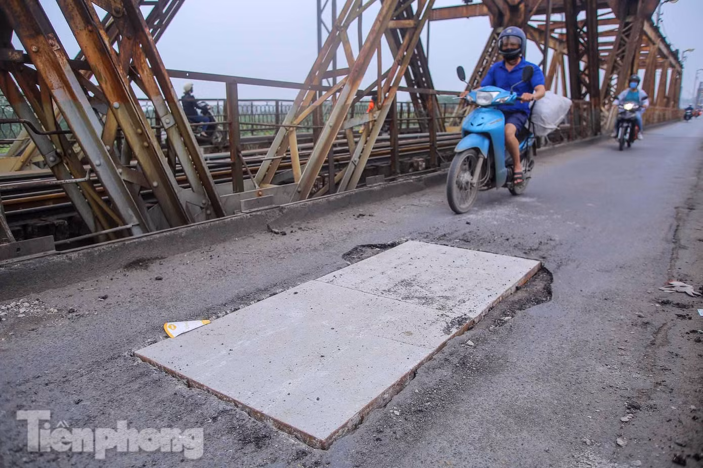 Tình trạng hư hỏng mặt cầu Long Biên vẫn tiếp tục diễn ra trong nhiều năm nay, tiềm ẩn nguy hiểm với người và phương tiện tham gia giao thông nếu không được tu sửa kịp thời.