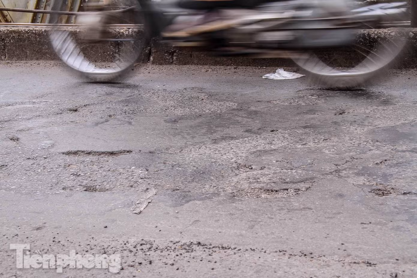 Mặt đường nhiều đoạn hư hỏng nặng, lồi lõm.