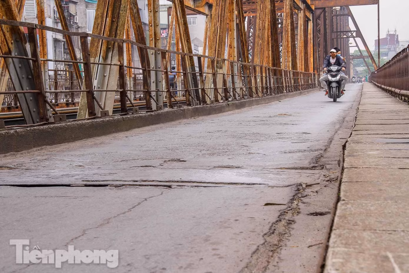 Do giao thông ngày một tăng, lưu lượng đi lại qua cầu ngày càng nhiều, cộng với việc không được tu sửa thường xuyên cho nên mặt cầu Long Biên xuống cấp.