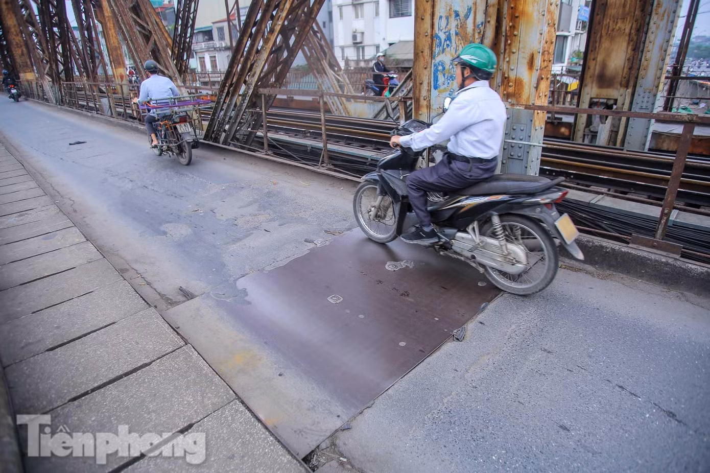 Mặt cầu được vá tạm bằng những tấm sắt.