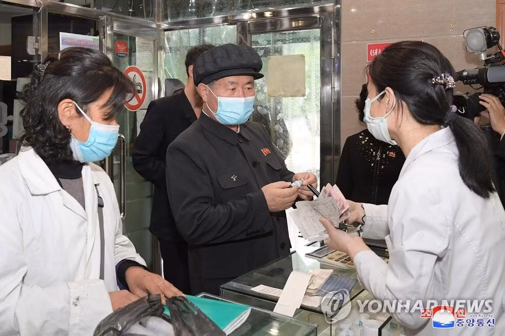 Các quan chức cấp cao của Triều Tiên kiểm tra hoạt động của các nhà thuốc ở Bình Nhưỡng. Ảnh: Yonhap