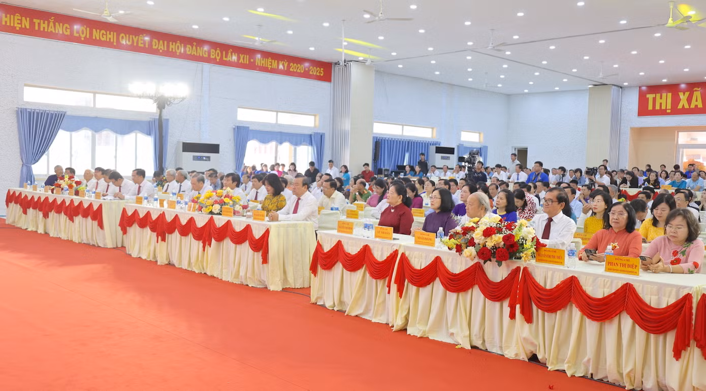 Đại biểu dự Lễ đón nhận quyết định Trảng Bàng đạt đô thị loại III. Ảnh: Y.N