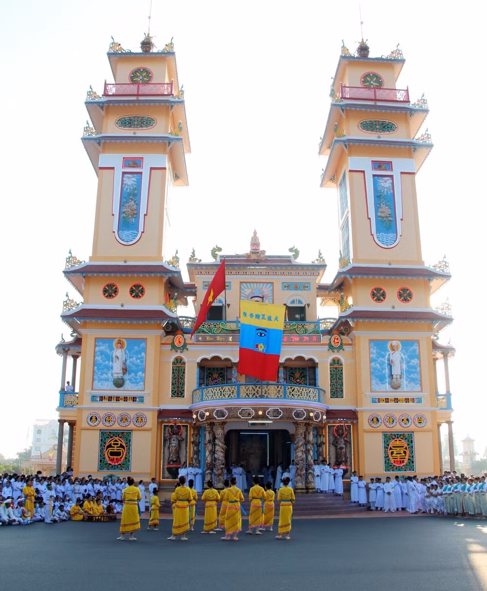 Tòa thánh Tây Ninh tọa lạc trên địa bàn thị xã Hòa Thành.