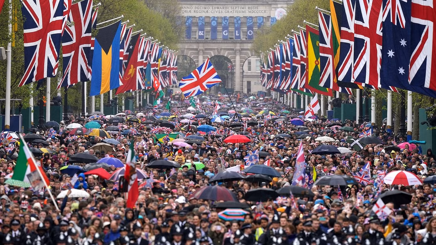 Đám đông trước Cung điện Buckingham. Ảnh: Sky News