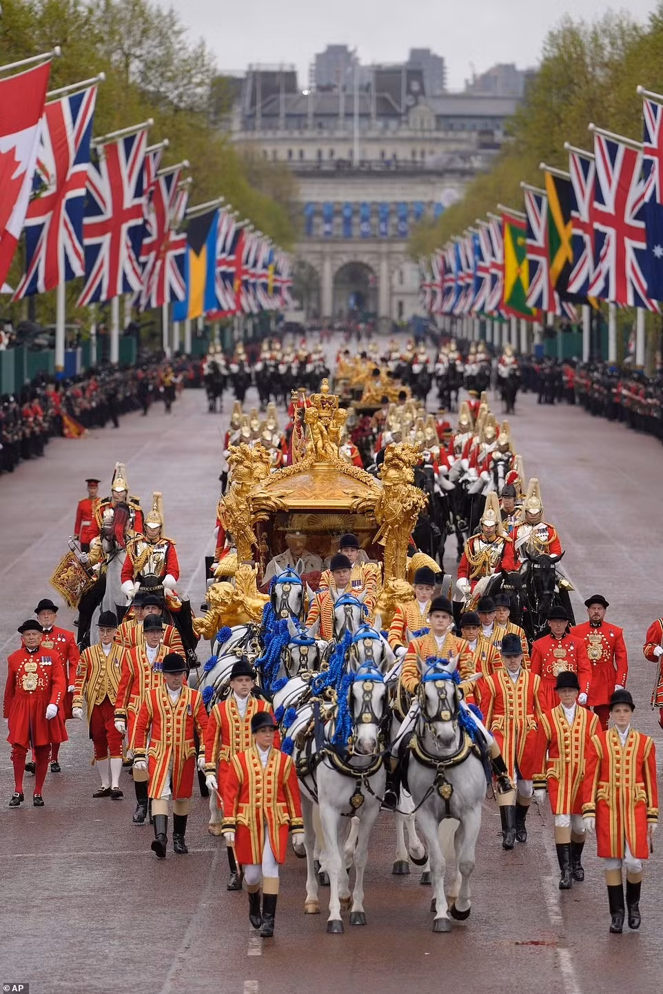 Cỗ xe ngựa đưa Nhà vua Charles III và Hoàng hậu Camilla về Cung điện Buckingham. Ảnh: AP
