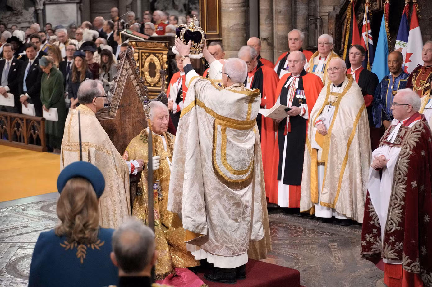 Tổng giám mục Welby đặt Vương miện Thánh Edward lên đầu Nhà vua Charles III rồi hô lớn "Chúa phù hộ Nhà vua". Ảnh: AP