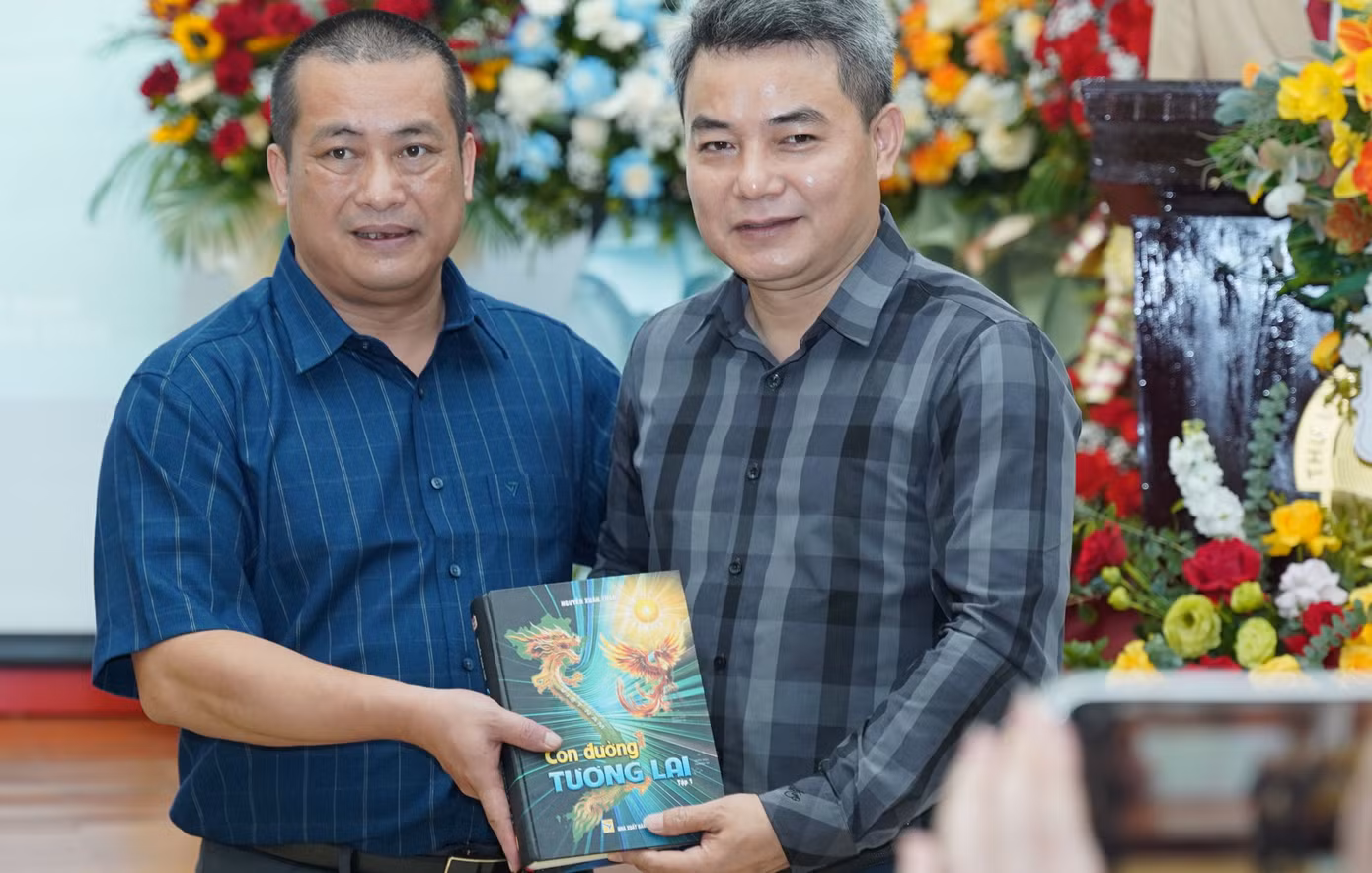 Đông đảo nhà nghiên cứu, chuyên gia, nghệ sĩ tới chúc mừng tác giả Nguyễn Xuân Tuấn trong lễ ra mắt sách tại Thư viện quốc gia.