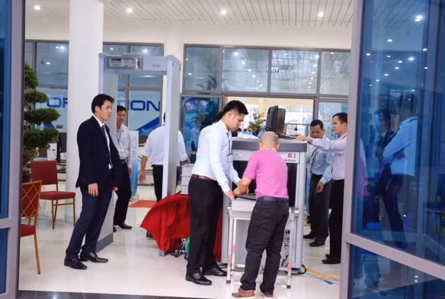 Trung tâm báo chí APEC 2017 sôi động ngày khai mạc ảnh 4