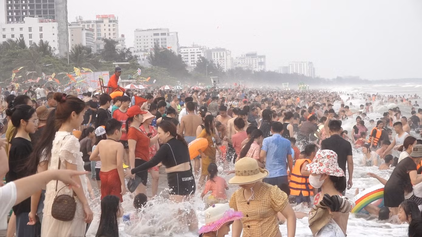 Khách tắm biển Sầm Sơn.