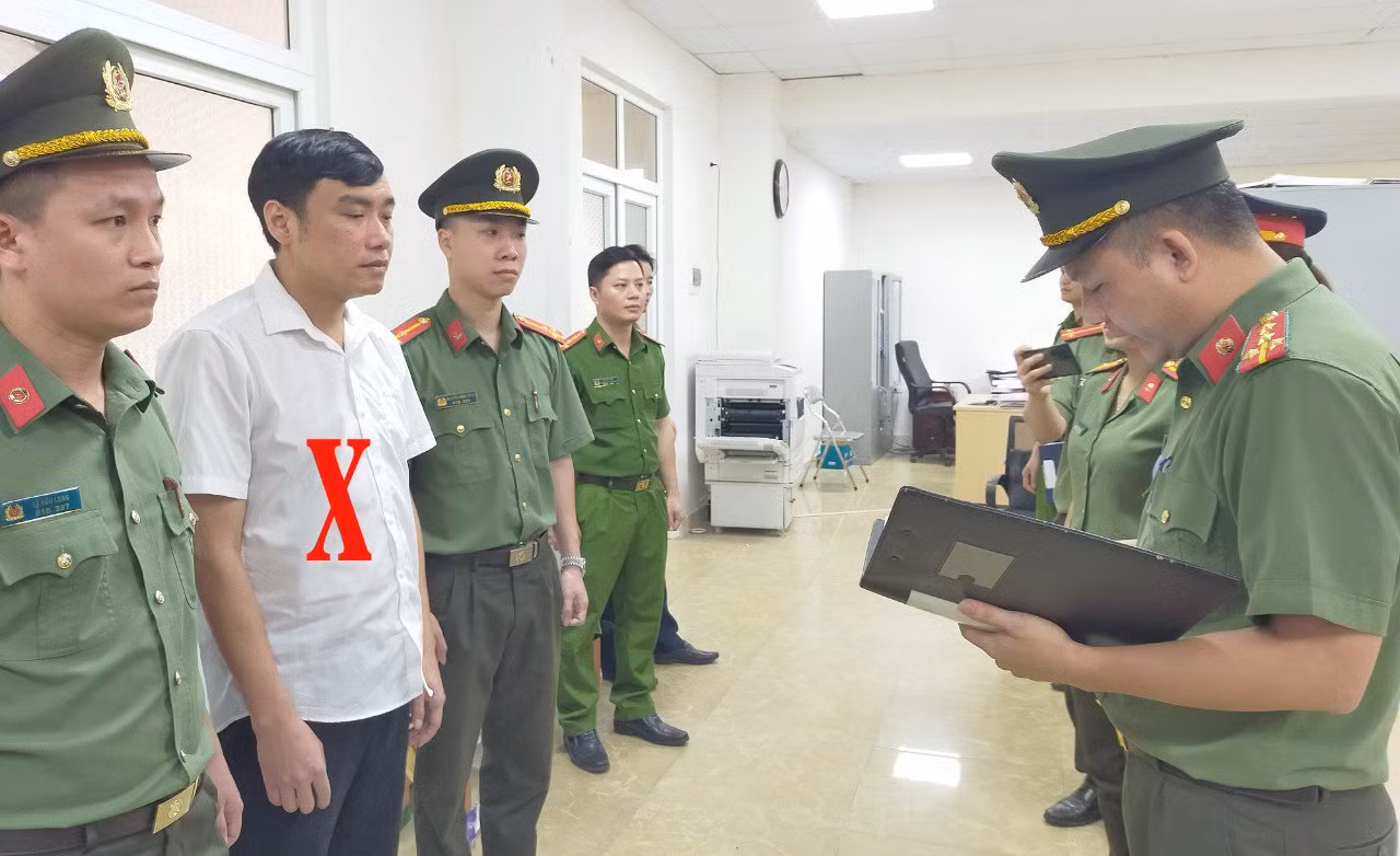 Thi hành lệnh bắt bị can Cao Xuân Hiệp, cán bộ Chi nhánh Văn phòng đăng ký đất đai thành phố Sầm Sơn